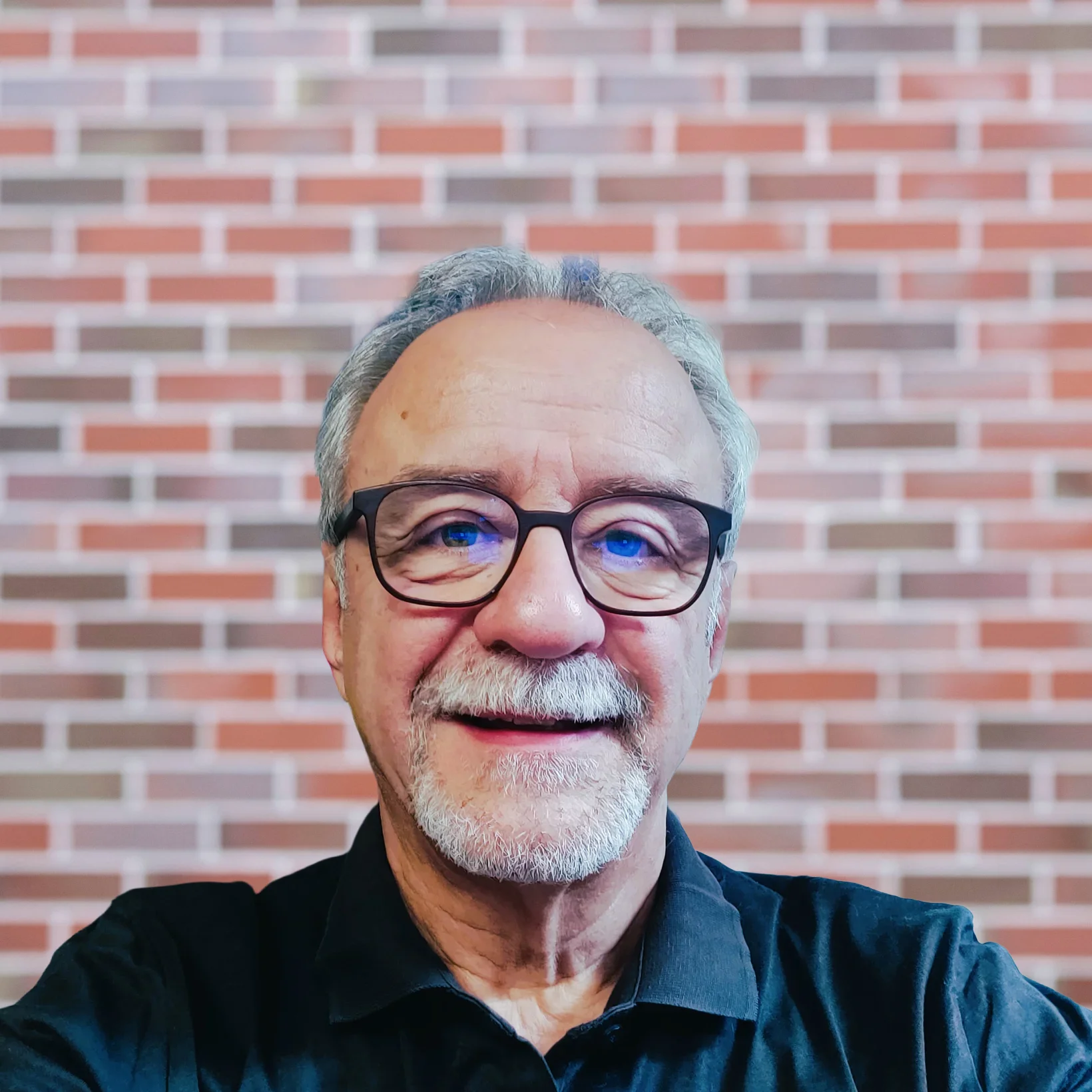 Libero Delucchi Hintergrund OL