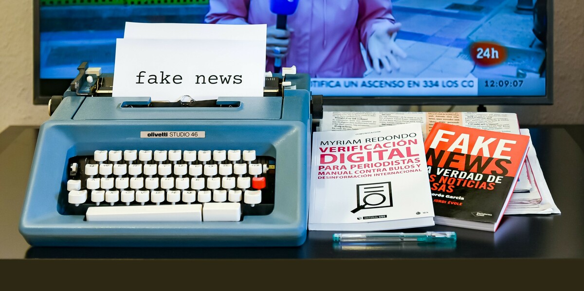 Ein Symbolbild für Fake News mit einem Stilbild von Büchern zum Thema