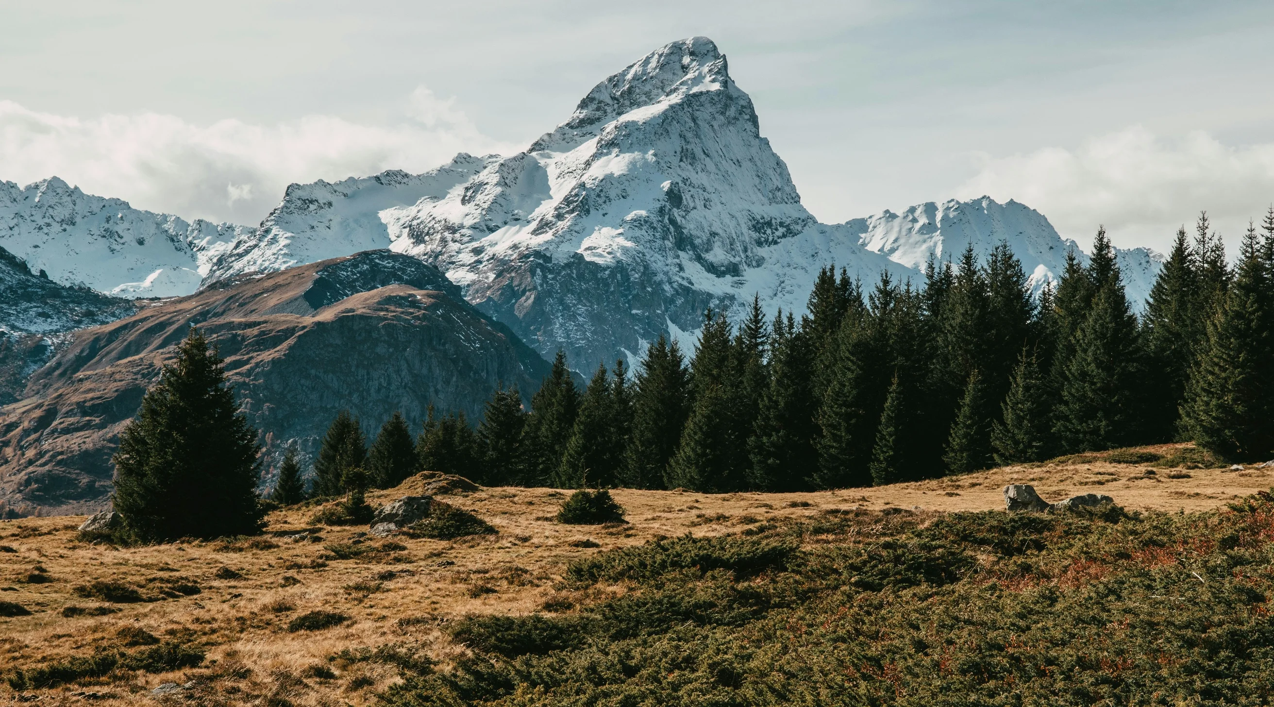 Schweizer Berglandschaft im Herbst