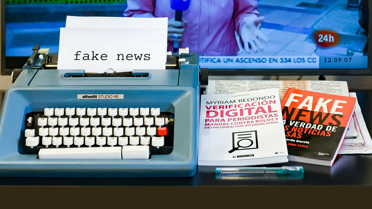 Ein Symbolbild für Fake News mit einem Stilbild von Büchern zum Thema