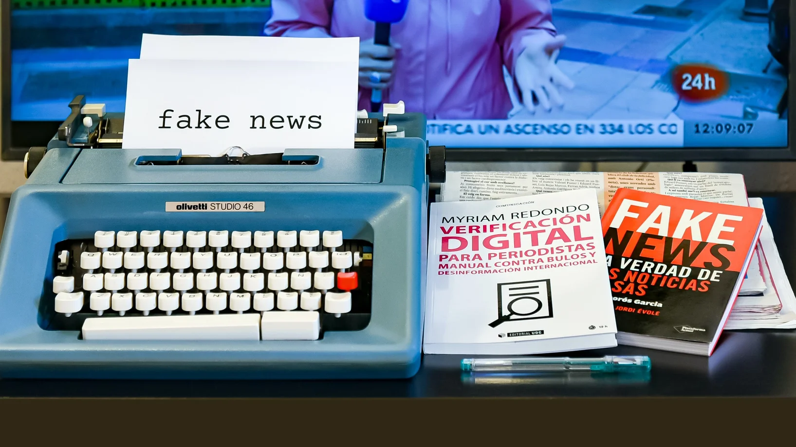 Ein Symbolbild für Fake News mit einem Stilbild von Büchern zum Thema