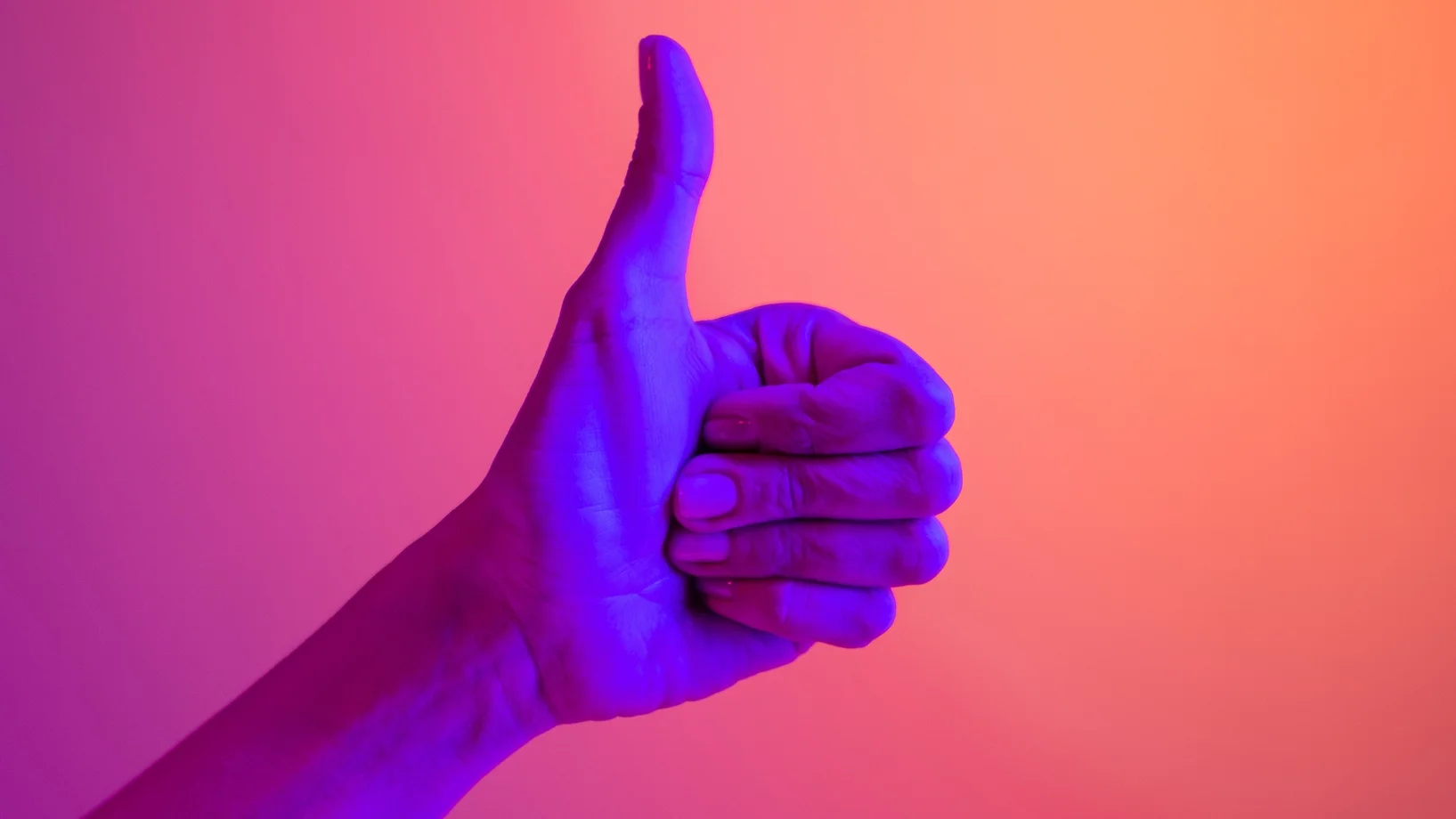 daumen hoch handzeichen violett gut