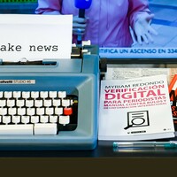 Ein Symbolbild für Fake News mit einem Stilbild von Büchern zum Thema